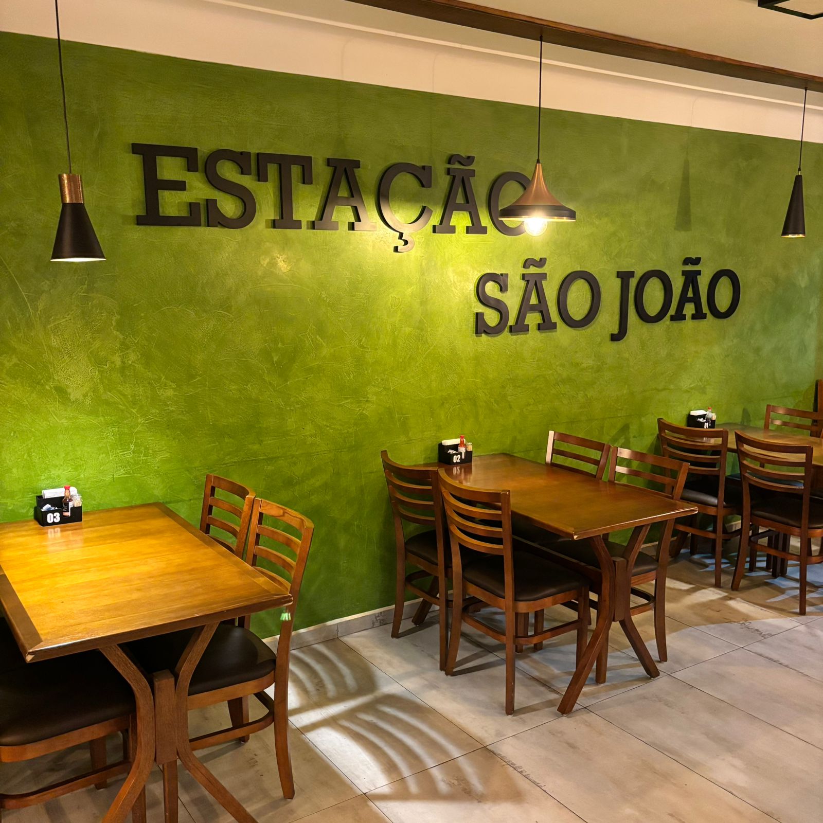Salão com parede verde
