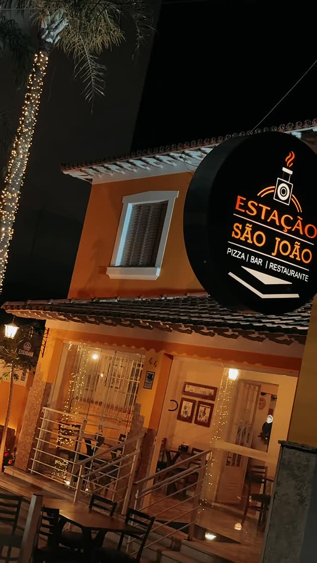 Fachada da Estação São João à noite
